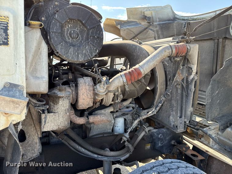 image for item HI9304 2004 Mack CH613 semi truck