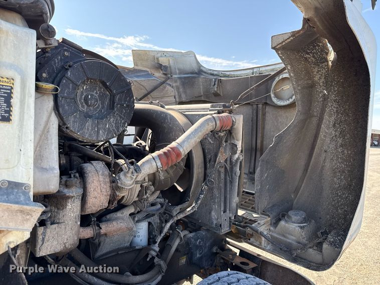 image for item HI9304 2004 Mack CH613 semi truck