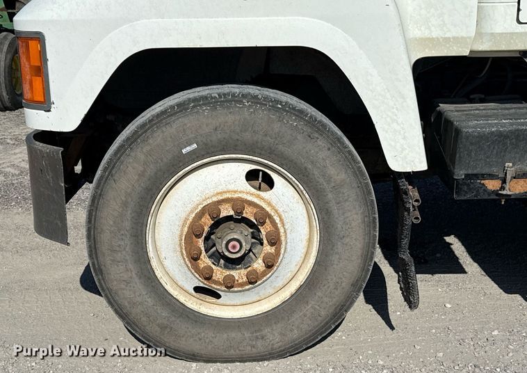 image for item HI9304 2004 Mack CH613 semi truck