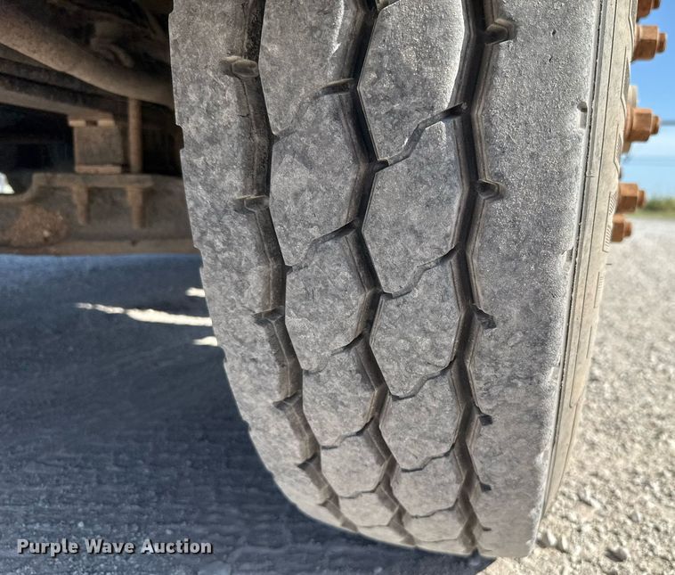 image for item HI9304 2004 Mack CH613 semi truck