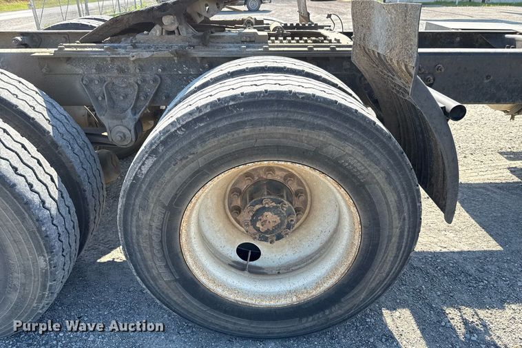 image for item HI9304 2004 Mack CH613 semi truck