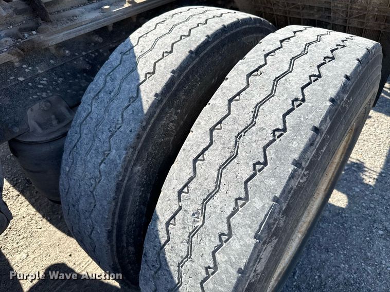 image for item HI9304 2004 Mack CH613 semi truck