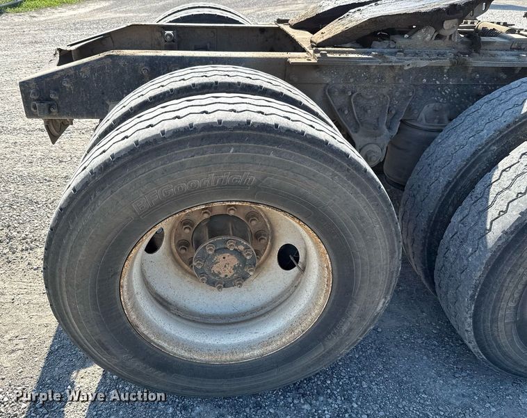 image for item HI9304 2004 Mack CH613 semi truck