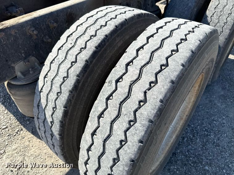 image for item HI9304 2004 Mack CH613 semi truck