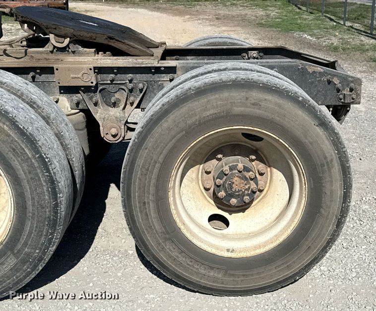 image for item HI9304 2004 Mack CH613 semi truck