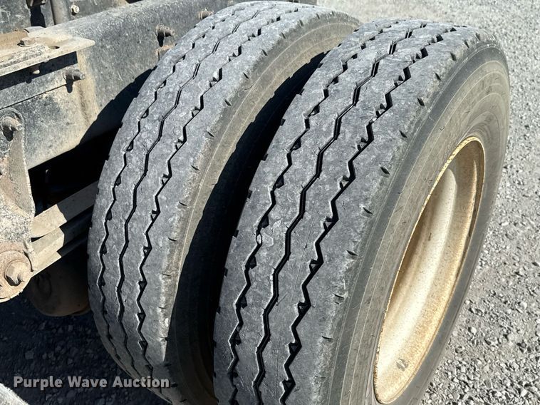 image for item HI9304 2004 Mack CH613 semi truck