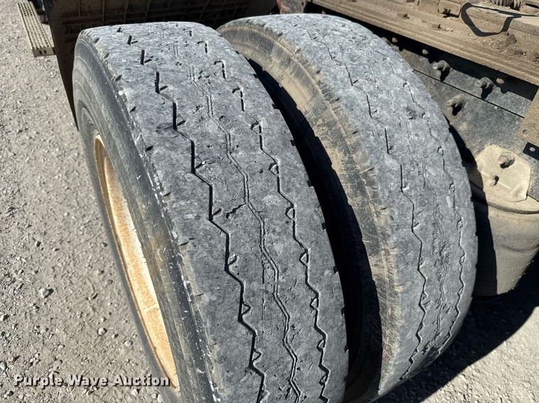 image for item HI9304 2004 Mack CH613 semi truck