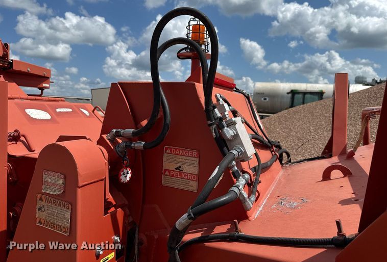 image for item HI9306 2016 Morbark Beever M18R wood chipper