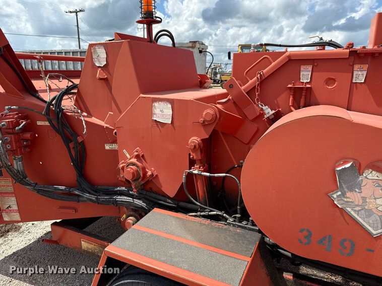 image for item HI9306 2016 Morbark Beever M18R wood chipper