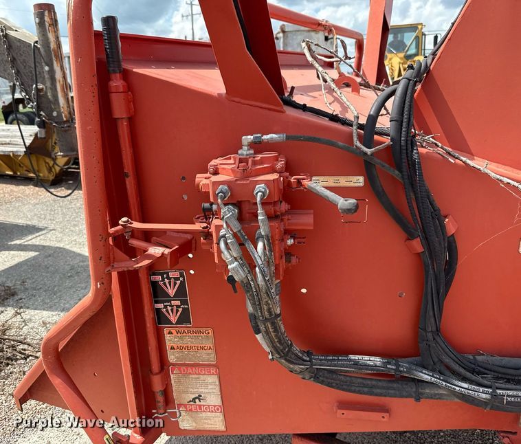 image for item HI9306 2016 Morbark Beever M18R wood chipper