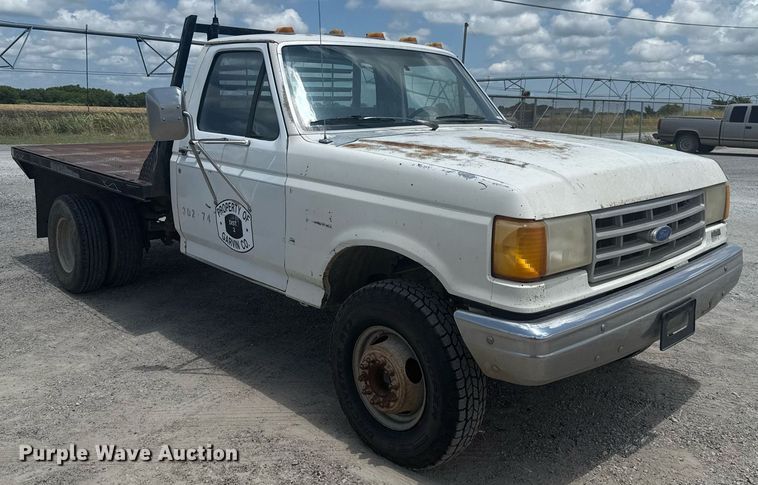 image for item HI9310 1990 Ford F450 Super Duty flatbed truck