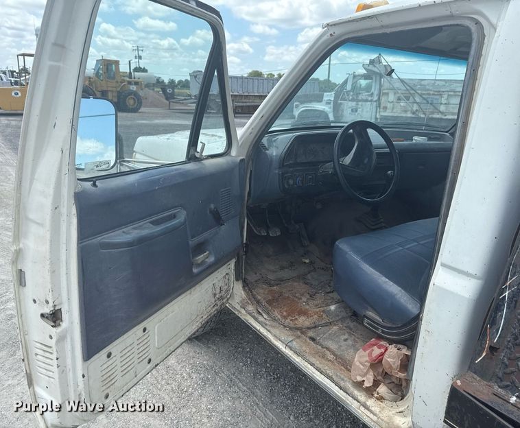 image for item HI9310 1990 Ford F450 Super Duty flatbed truck