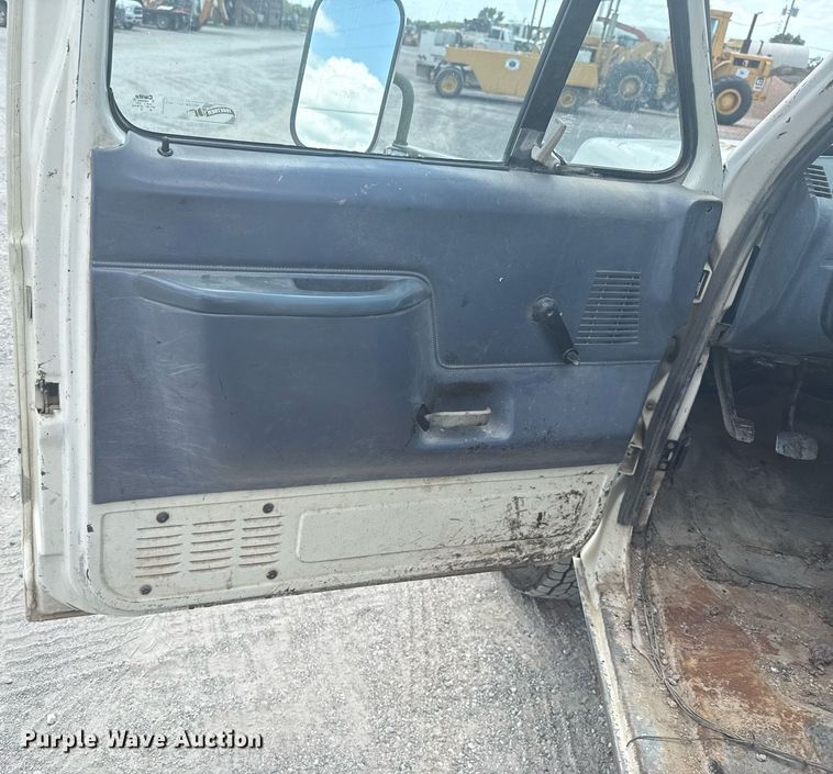 image for item HI9310 1990 Ford F450 Super Duty flatbed truck