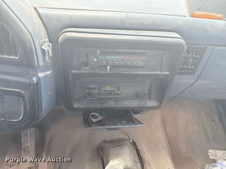 image for item HI9310 1990 Ford F450 Super Duty flatbed truck