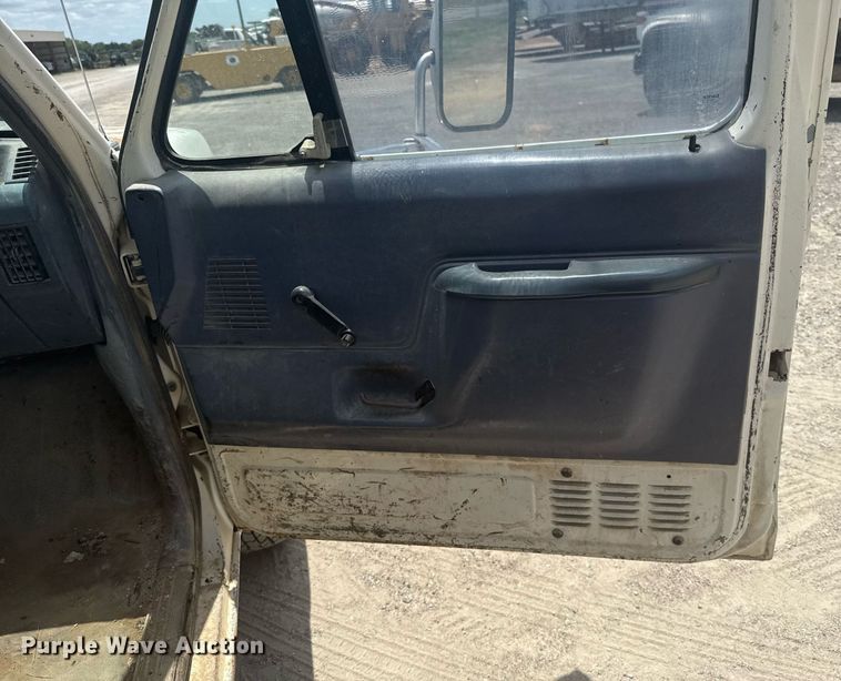 image for item HI9310 1990 Ford F450 Super Duty flatbed truck