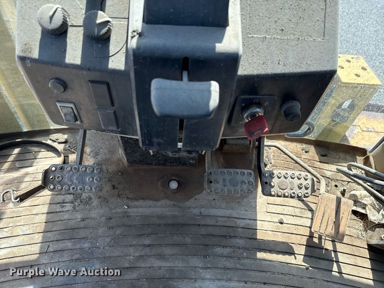 image for item HI9315 2001 John Deere 6405 tractor