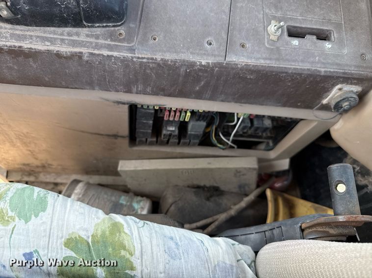 image for item HI9315 2001 John Deere 6405 tractor