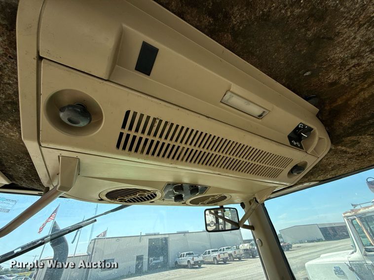 image for item HI9315 2001 John Deere 6405 tractor