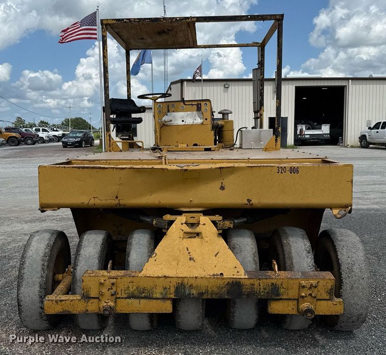 image for item HI9319 Hyster pneumatic roller