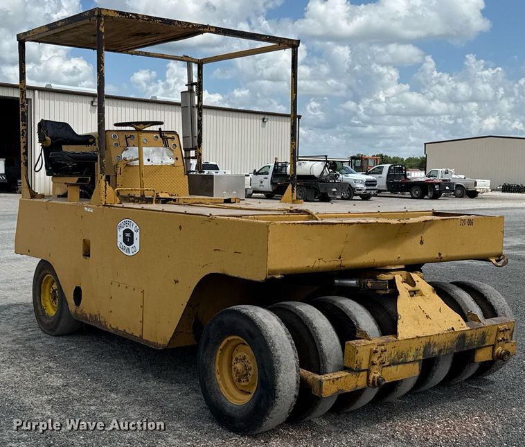 image for item HI9319 Hyster pneumatic roller