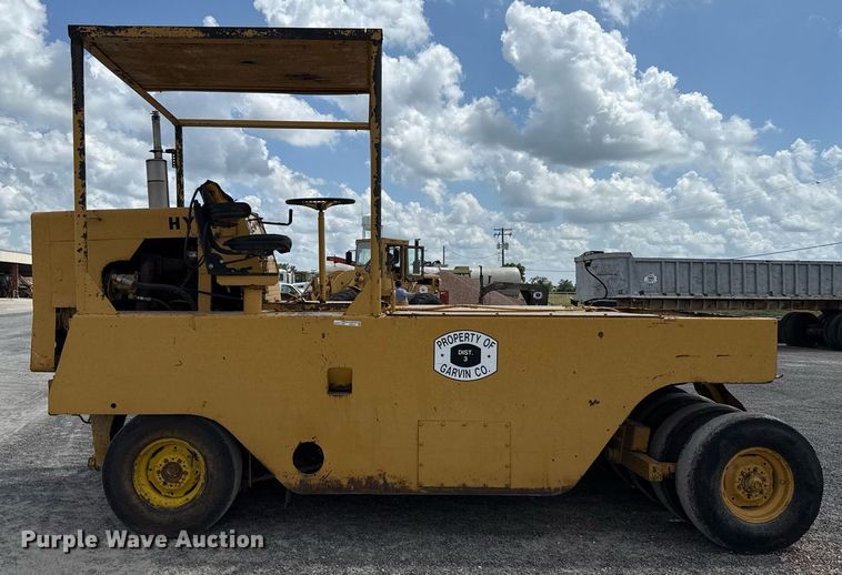 image for item HI9319 Hyster pneumatic roller