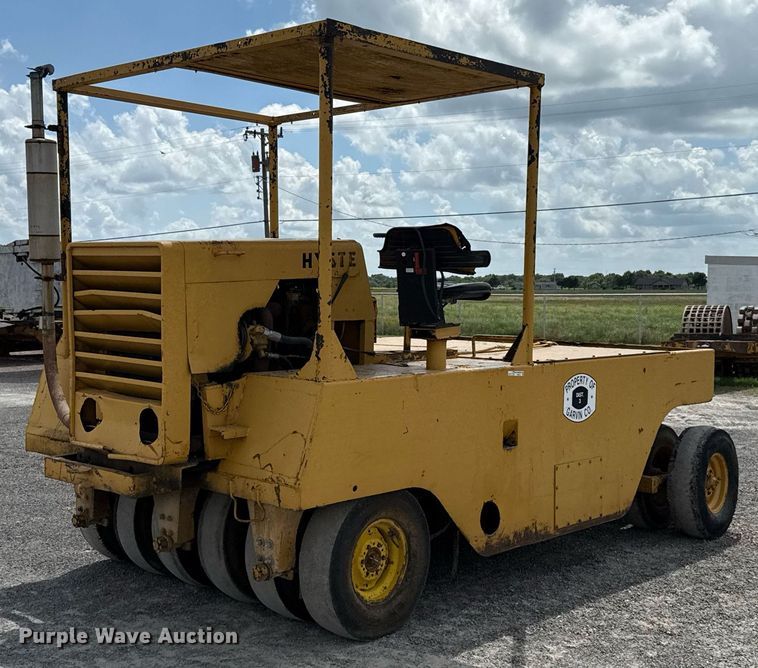 image for item HI9319 Hyster pneumatic roller