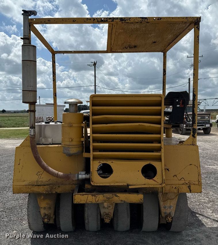 image for item HI9319 Hyster pneumatic roller