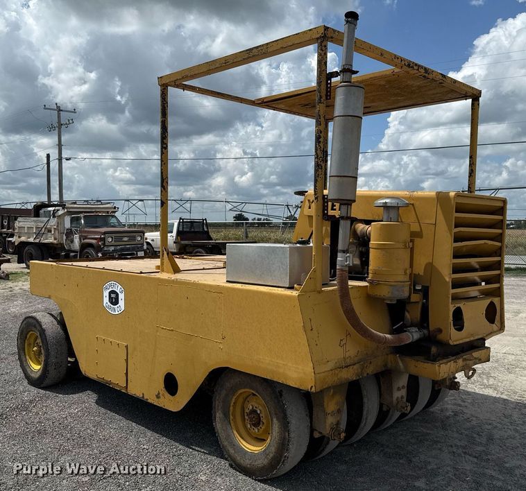 image for item HI9319 Hyster pneumatic roller