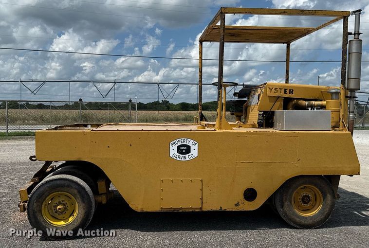 image for item HI9319 Hyster pneumatic roller