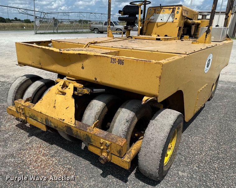 image for item HI9319 Hyster pneumatic roller