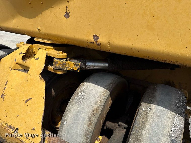 image for item HI9319 Hyster pneumatic roller