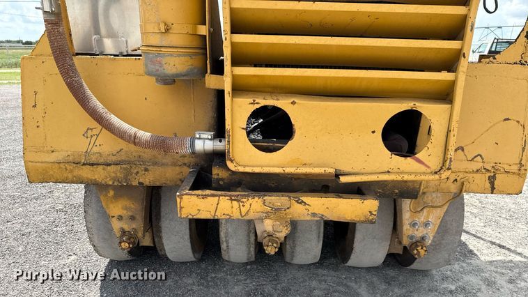 image for item HI9319 Hyster pneumatic roller