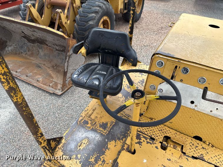 image for item HI9319 Hyster pneumatic roller