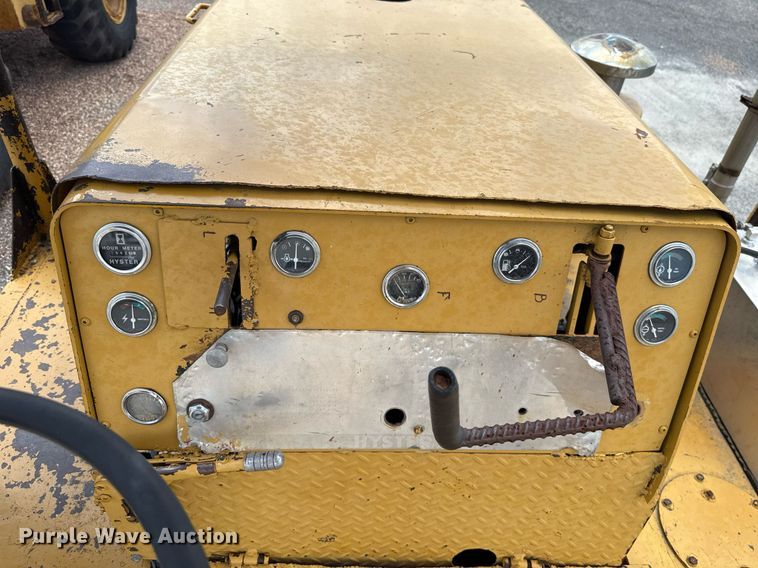 image for item HI9319 Hyster pneumatic roller