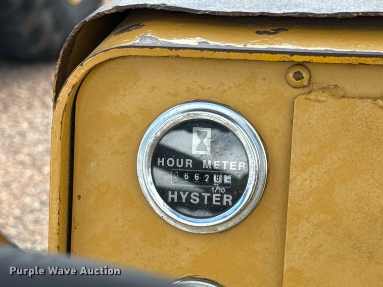 image for item HI9319 Hyster pneumatic roller