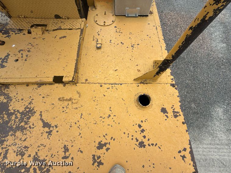 image for item HI9319 Hyster pneumatic roller