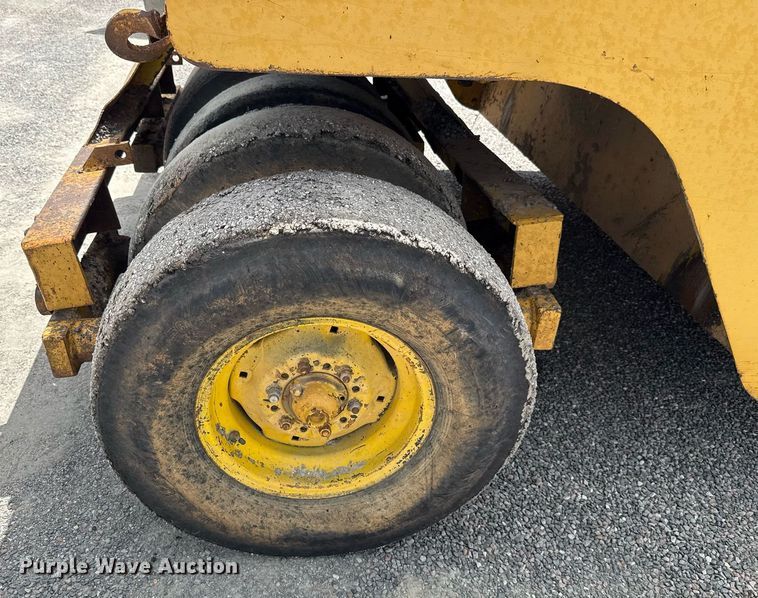 image for item HI9319 Hyster pneumatic roller