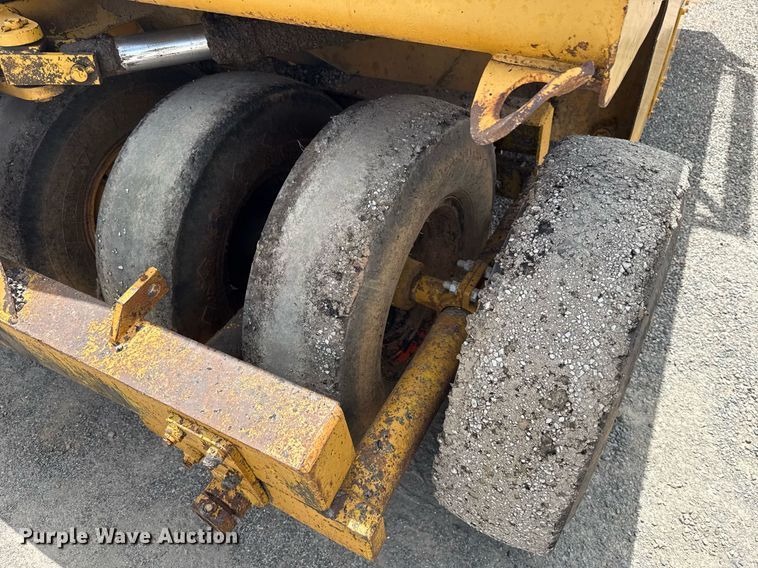 image for item HI9319 Hyster pneumatic roller