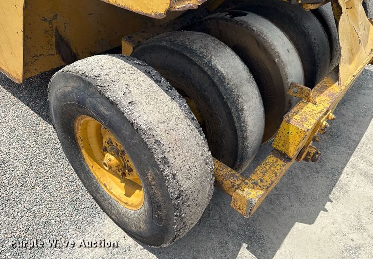 image for item HI9319 Hyster pneumatic roller