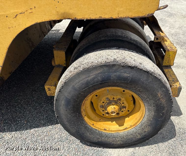 image for item HI9319 Hyster pneumatic roller