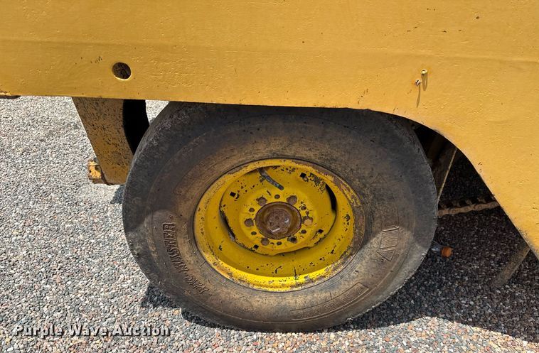 image for item HI9319 Hyster pneumatic roller