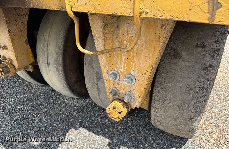 image for item HI9319 Hyster pneumatic roller