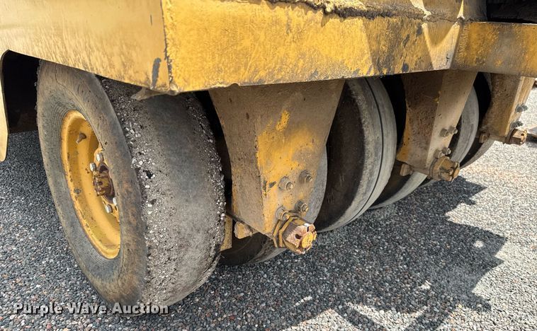 image for item HI9319 Hyster pneumatic roller