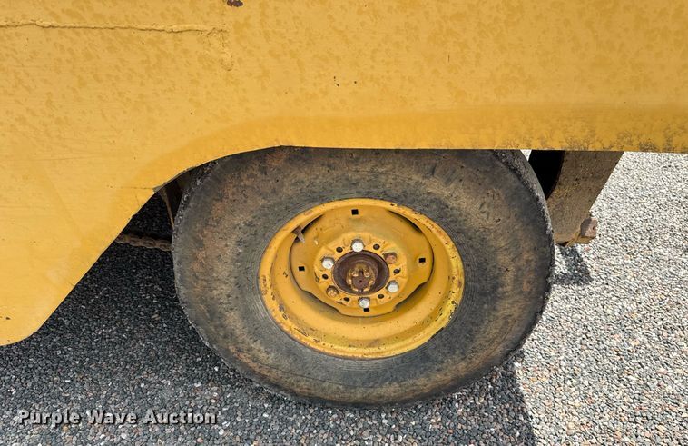 image for item HI9319 Hyster pneumatic roller