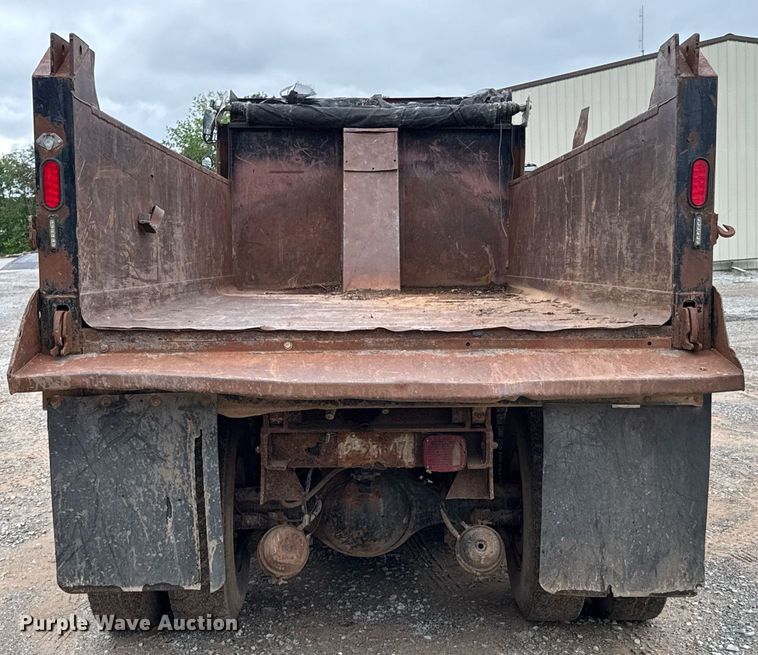 image for item LG9154 2001 International 4900 dump truck