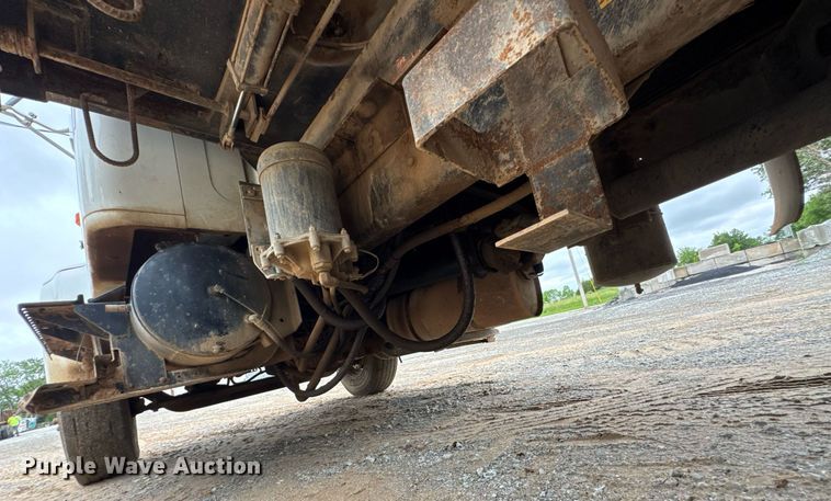 image for item LG9154 2001 International 4900 dump truck