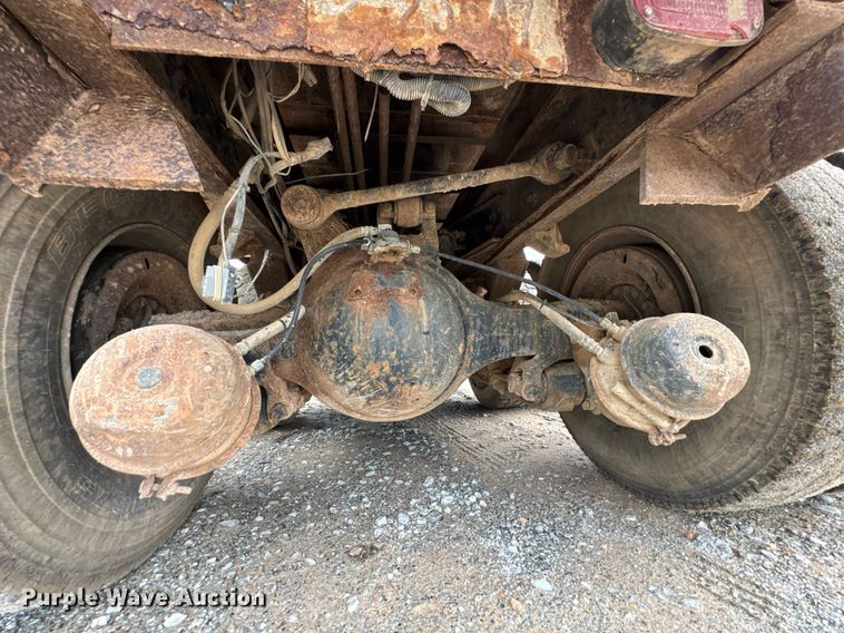 image for item LG9154 2001 International 4900 dump truck