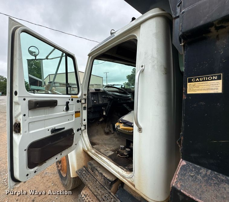 image for item LG9154 2001 International 4900 dump truck