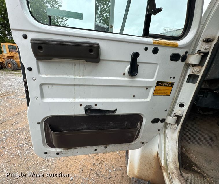 image for item LG9154 2001 International 4900 dump truck