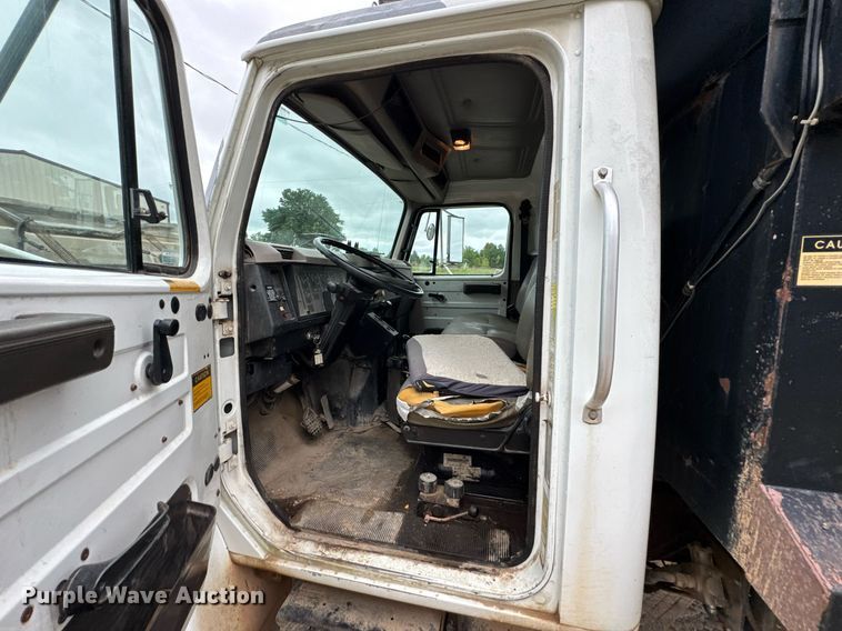 image for item LG9154 2001 International 4900 dump truck